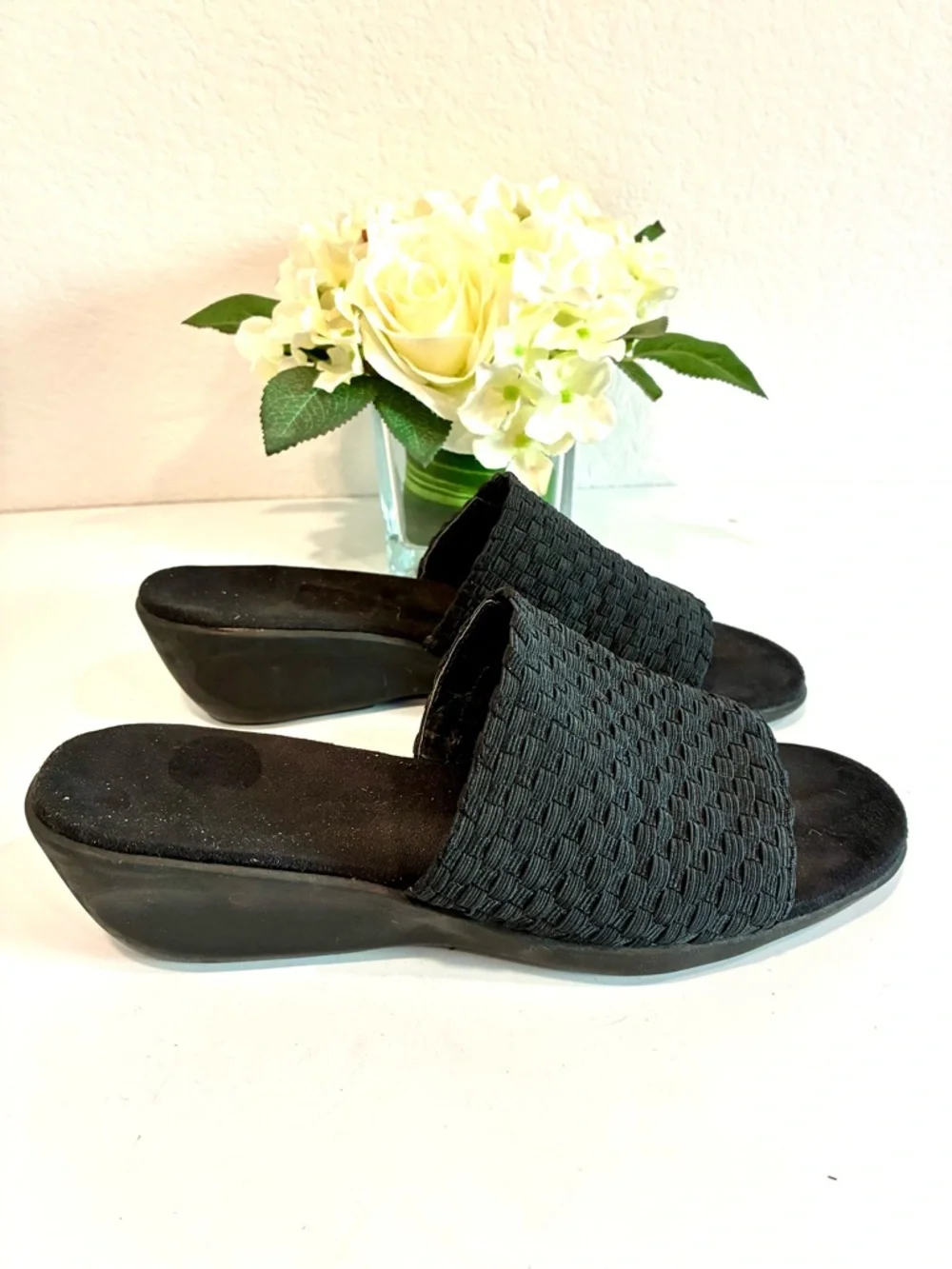 Preowned Aerosoles sandals size 8.5 black